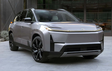 Toyota представила первый полностью электрический трехрядный внедорожник
