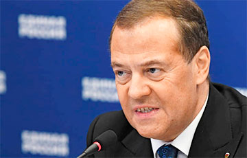 Медведева спустили с цепи