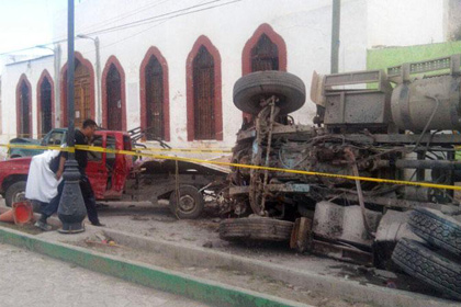 В Мексике врезавшийся в толпу грузовик убил 16 паломников