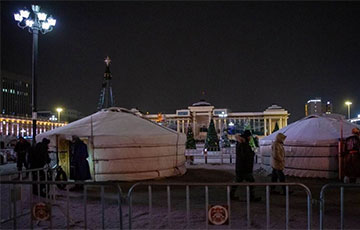 Протестующие в монгольском Улан-Баторе установили на площади юрты