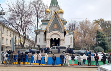 Протестующие заблокировали храм в Болгарии, куда приехала московитский посол