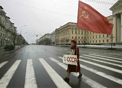Рабочих заставляют возлагать цветы Ленину