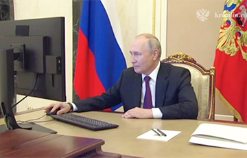 Путин насмешил Сеть, сев за компьютер