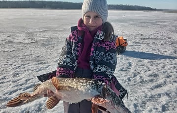 Юная беларуска поймала гигантскую щуку