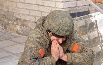 Видеофакт: московитский солдат остался без штанов после прилета украинского дрона