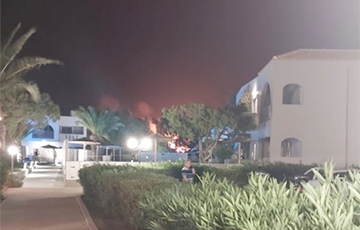 На греческом острове из-за пожаров эвакуировали сотни туристов