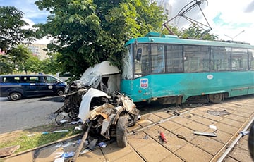В Минске столкнулись грузовик и трамвай