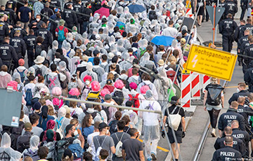 В Германии тысячи людей протестуют против продажи автосалонов Mercedes