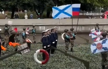 Парад в потемкинской деревне