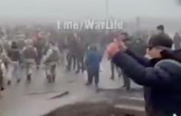 Как в Казахстане силовики сдавали оружие протестующим и переходили на сторону народа