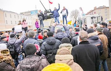Яркий фоторепортаж о том, как рассерженные белорусы протестовали в регионах
