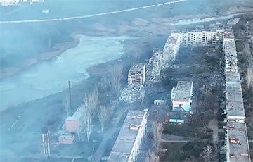 Над городом поднимается дым и пламя: как выглядит Бахмут с высоты птичьего полета