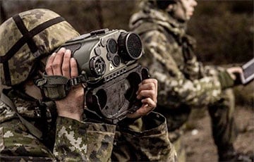 Украинцы забрасывают пехоту оккупантов взрывчаткой, враги разбегаются: видео ночного боя