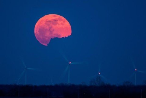 8 апреля на небе можно будет увидеть полную розовую луну