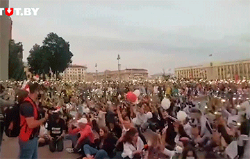 Тысячи белорусов включили фонарики напротив Дома правительства