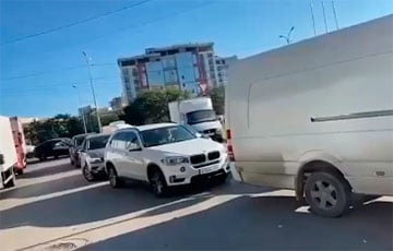 На крымских АЗС образовались огромные очереди из авто