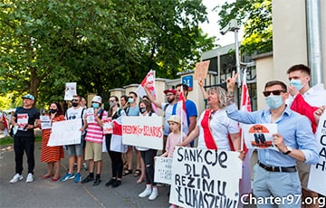 Белорусы пикетировали посольство Австрии в Варшаве