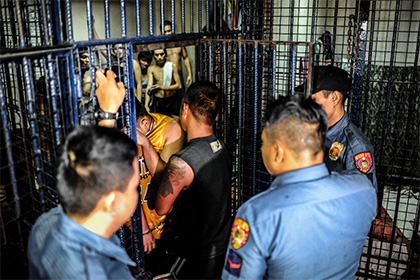 Правозащитники возмутились из-за жестокого обыска заключенных на Филиппинах