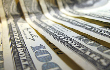 Доллары завозят самолетами: россияне вынесли из банков еще $1,1 млрд