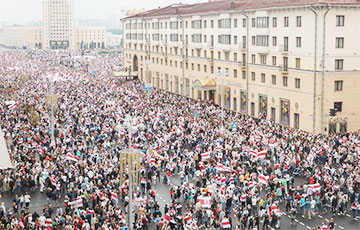 Протестующие в Минске мирным маршем начали шествие на проспект Победителей