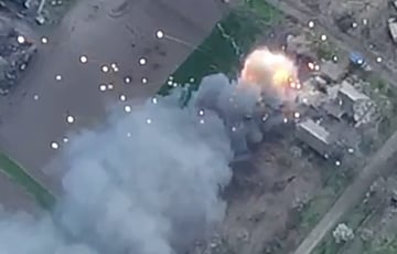 Мощный фейерверк: украинские бойцы взорвали склад боеприпасов врага