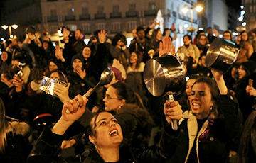 Испанки встретили 8 марта митингом с кастрюлями и сковородками