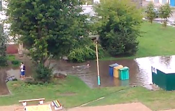 Видеофакт: После дождя житель Барановичей плавал в луже возле многоэтажки
