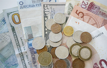 Рубль просел и к евро, и к доллару