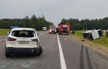 Минздрав: 11 человек доставлены в больницу после ДТП под Витебском, где перевернулся автобус