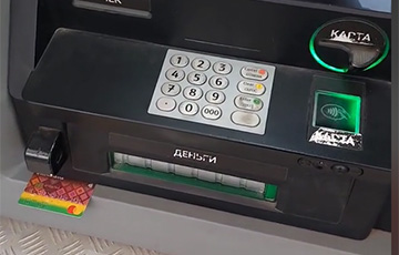 Минчанин снял на видео забытую карточку у банкомата и вызвал дискуссию в TikTok