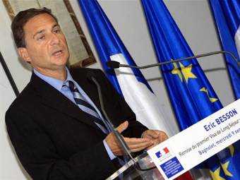 Французский министр отказался подписать закон о тестах ДНК для мигрантов