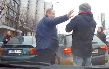Видеофакт: На улице Кульман один водитель избил другого и уехал