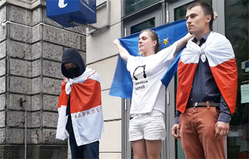 Белорусы Варшавы вышли на ежедневную акцию к зданию Еврокомиссии