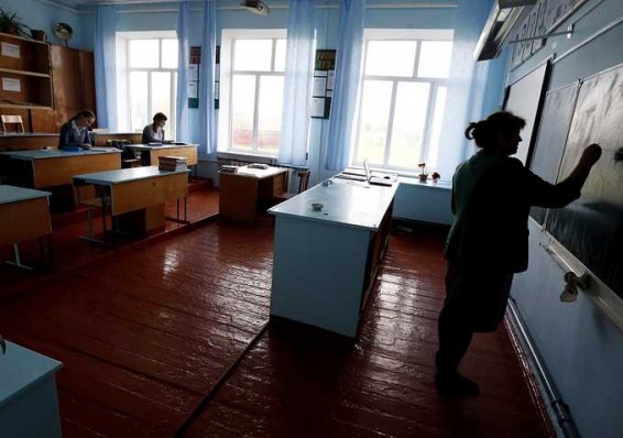 В Беларуси повысили зарплаты сельским учителям