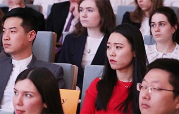 Каждую шестую беларусскую диссертацию по социально-гуманитарным наукам в 2022 году защитил китаец