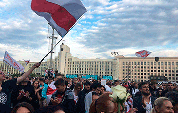 Десять тысяч белорусов на площади Независимости скандируют «МАЗ»