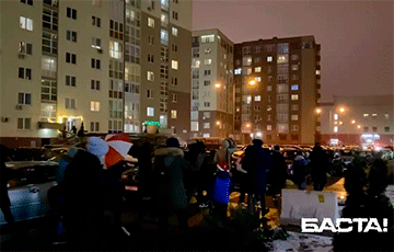 ЖК «Маяк Минска» вышел на бело-красно-белый протест