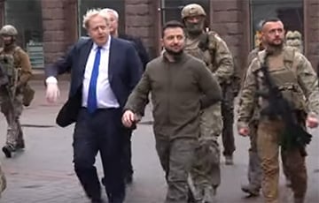 Зеленский и Джонсон прогулялись по центру Киева