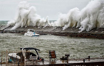 Ветер сносит самолеты и корабли: опубликованы впечатляющие кадры шторма «Деннис»