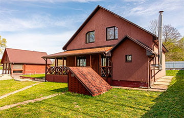 В курортном регионе Беларуси продается просторный дом на берегу озера