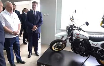 Лукашенко показали «беларусский» мотоцикл, который полностью состоит из китайских деталей