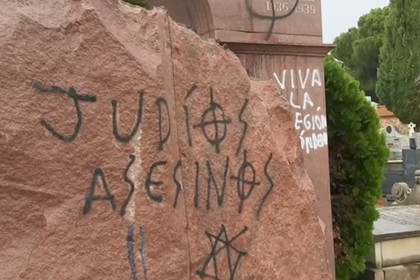Памятник советским воинам в Мадриде разрисовали свастиками