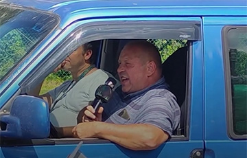 Беларус поет на границе с Польшей и развлекает водителей в очереди