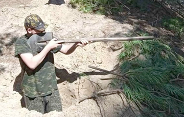 Беларусских школьников учат стрелять из лопаты