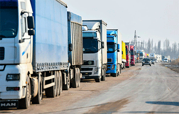 На выезде грузового транспорта из Беларуси массивные пробки