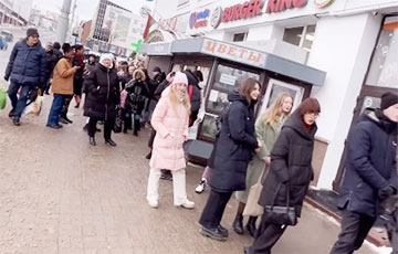 В Витебске жители выстроились в двухчасовые очереди на морозе