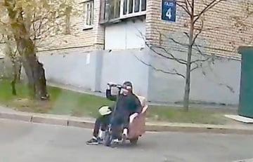 В Минске дети устроили опасную поездку на самодельном «транспорте»