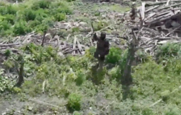 Видеофакт: наемник армии РФ отбивается палкой от украинского дрона