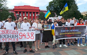 В Киеве проходит Марш за освобождение заложников Кремля