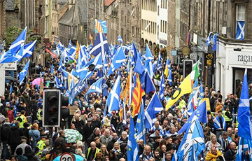 Видеофакт: Тысячи шотландцев вышли на марш за независимость